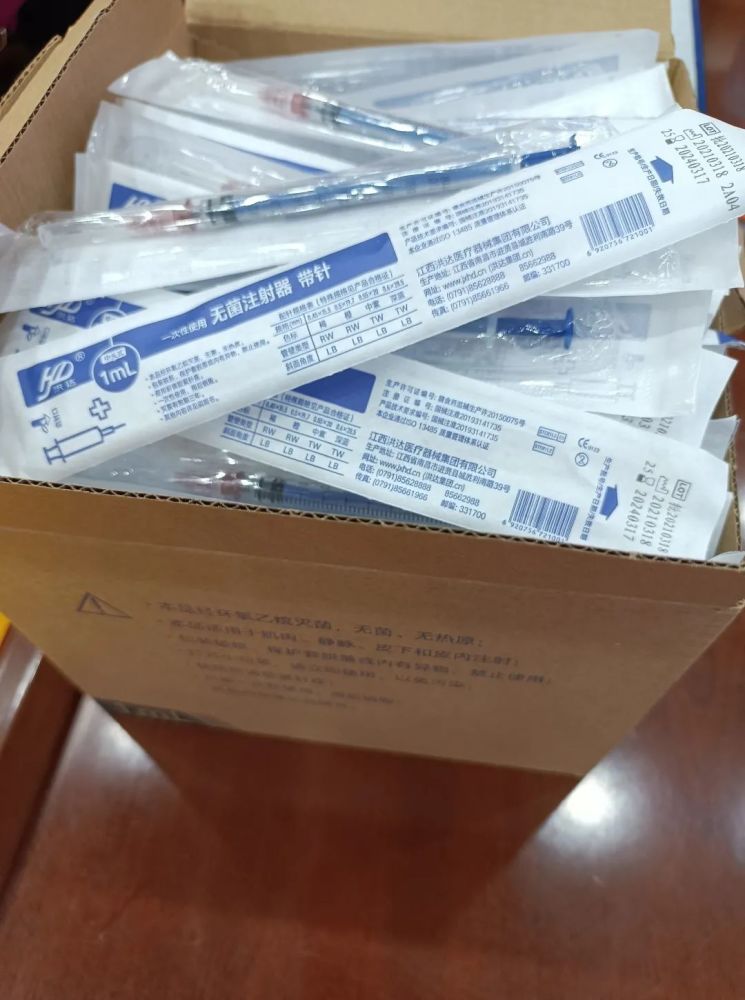 接种疫苗的针头非常的细,我打完之后没有任何反应,也不疼,甚至都不