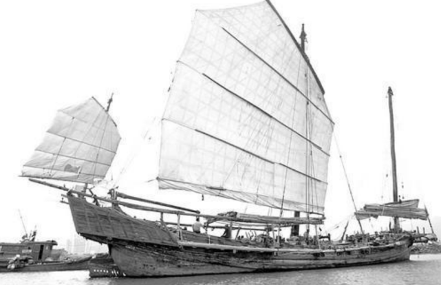 装数十门大炮,只在西方画作里,清代广东水师战船"米艇"啥样?