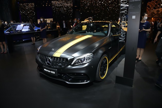 易车上海报道奔驰在2021上海车展带来了amg c 63轿跑车暗夜特别版,该