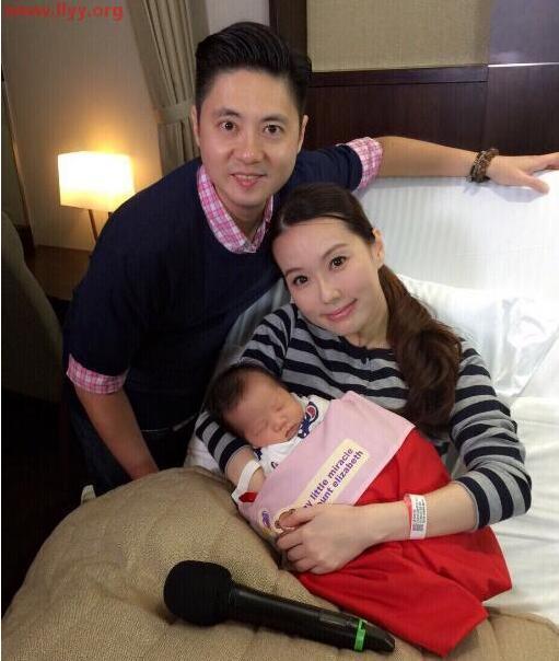 如今林湘萍已经43岁了,而且她也是两个人孩子的母亲,一家人生活得非常