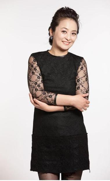 扬言不嫁中国男人的李勤勤,三嫁外国均被离婚,如今生活怎样?