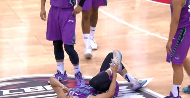 广东男篮徐杰危险动作垫脚王汝恒被吹违体犯规篮协不能轻饶他