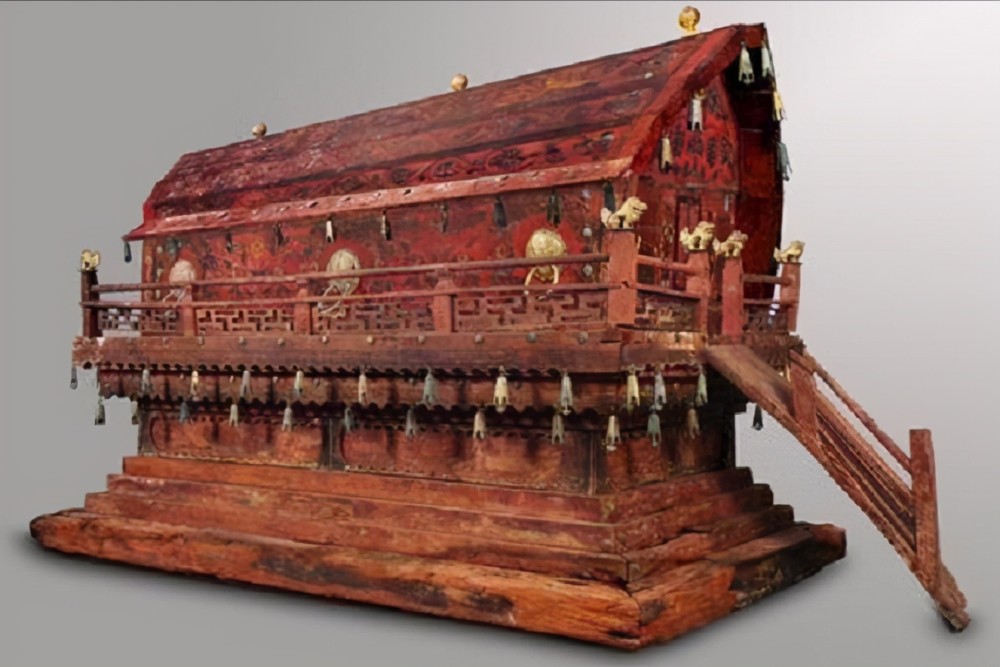 内蒙古发现巨大红棺,红棺内有一具女尸,专家掀开其衣服后被吓坏_腾讯