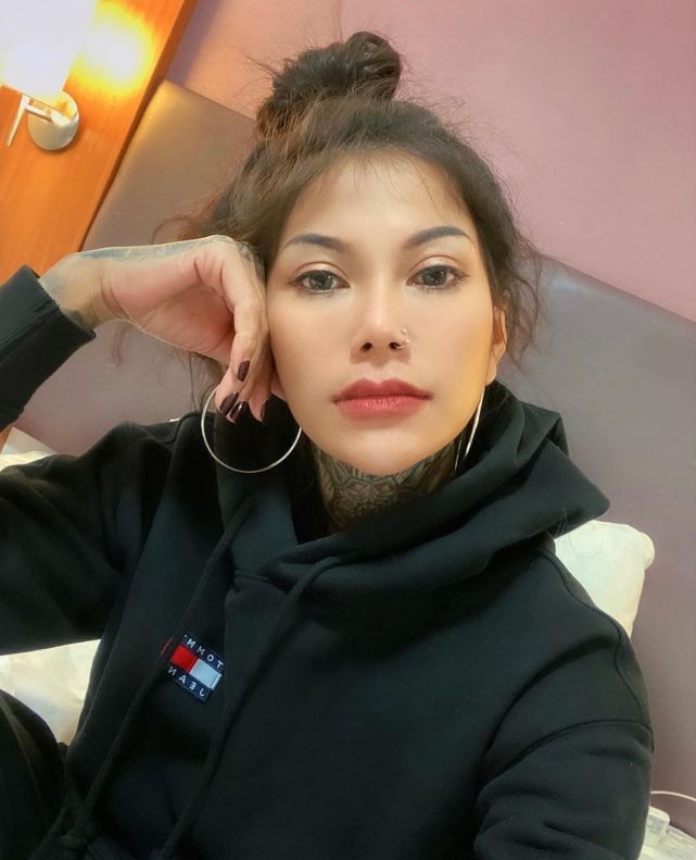的泰国女子哈露泰(haruethai piankaew)凭借着大面积的纹身走红网络