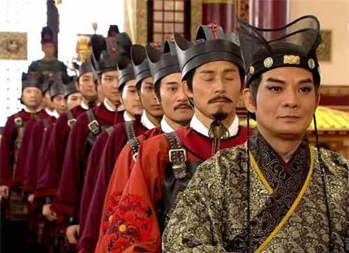 古代官员上早朝有多难半夜起床走路上班迟到还要挨打扣工资