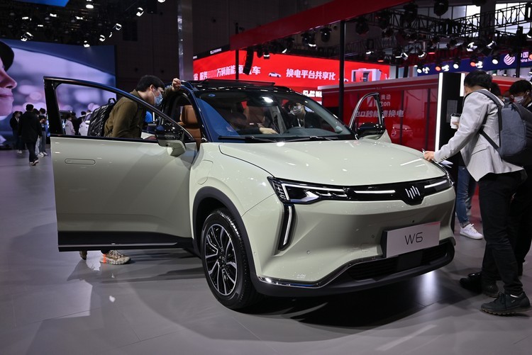 威马w6亮相2021上海车展现场,国内首款l4级自动驾驶汽车