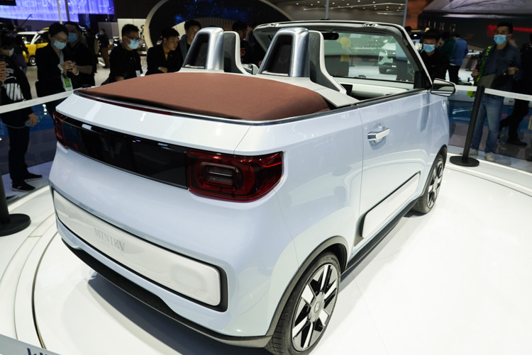 年轻人的第一款敞篷车五菱2021上海车展展示miniev敞篷版