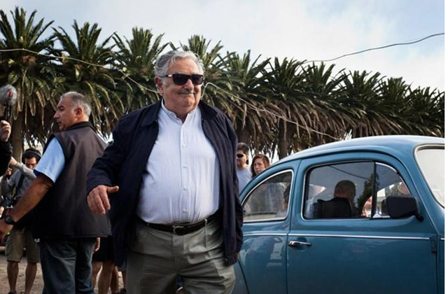 全球最廉洁的总统睡破烂板房自己种地做饭守卫仅有1条狗