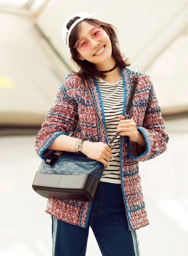 白百何简约look不简单针织开衫搭牛仔裤嫩得像个妙龄少女