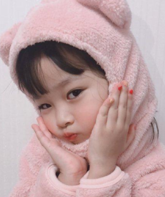 还记得表情包女孩权律二曾经可爱迷人如今却成秃头妹