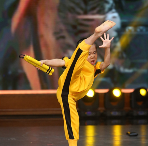 没想到还有模有样,经过一段时间的训练和父亲的指导,今井隆星的双节棍