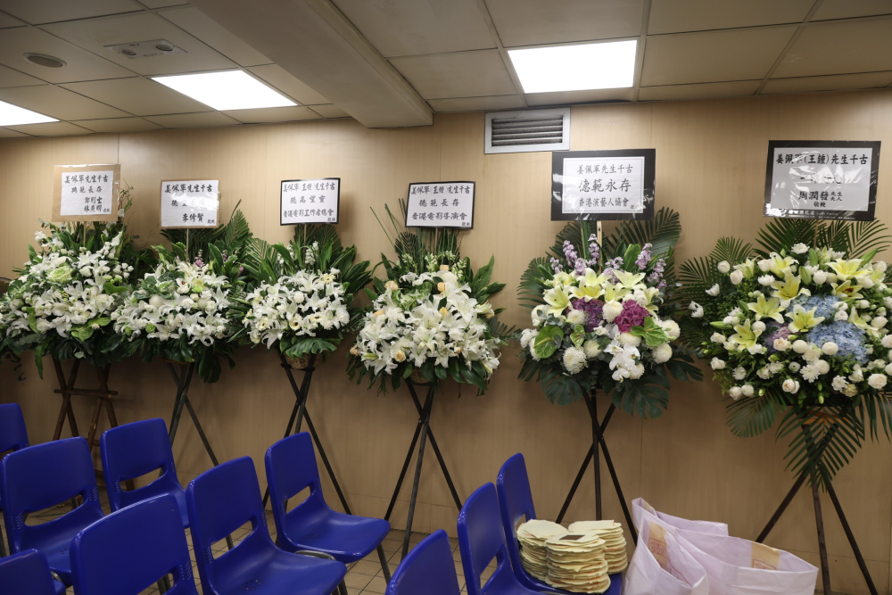 老戏骨王钟病逝灵堂遗照曝光,好友周润发成龙送花圈致