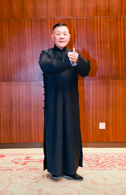 金戒指抢镜德云社捧场|杨少华|杨议|郭德纲|德云社|杨进明|侯耀文