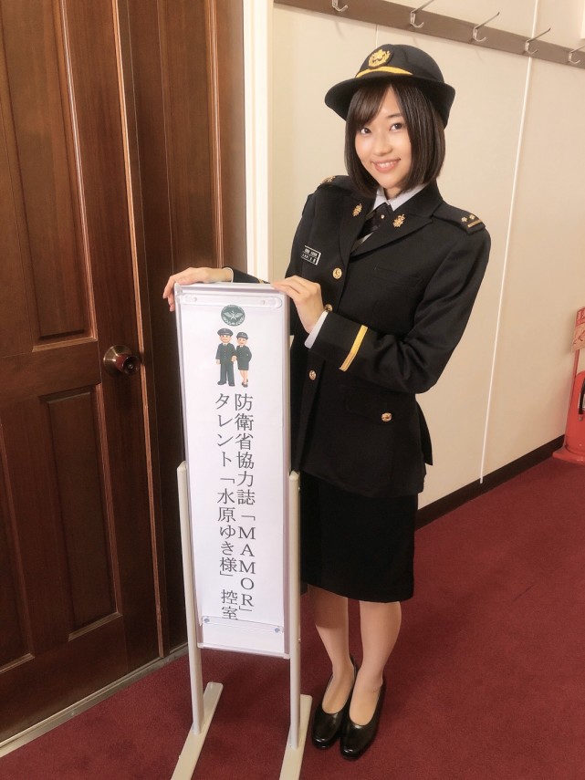 黑崎蕾娜成自卫队女神飞行员装扮笑容甜美帮助招募日本宅男