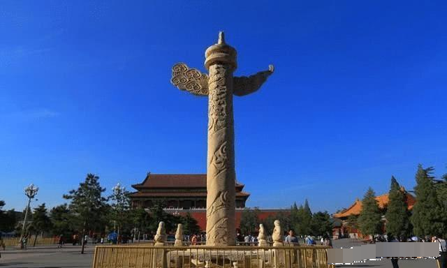 分别位于天安门前后,每根华表由须弥座柱础,柱身和承露盘组成,通高为