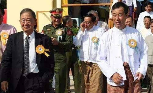 金三角头号女毒枭4岁玩枪烟不离手毒王罗兴汉甘愿做她小弟