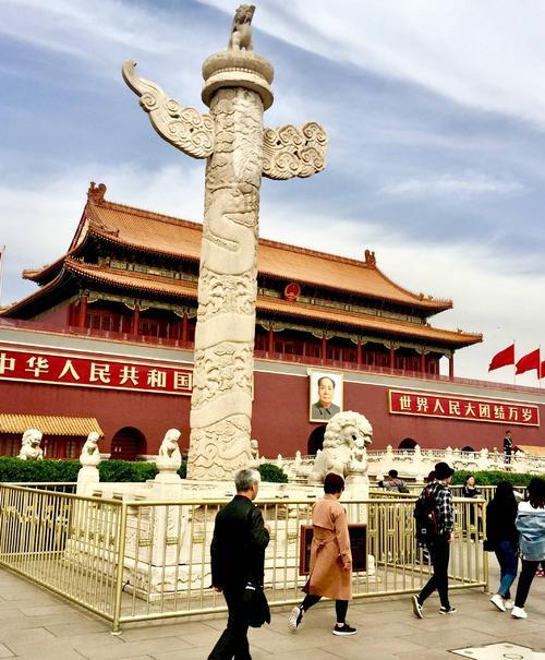 分别位于天安门前后,每根华表由须弥座柱础,柱身和承露盘组成,通高为