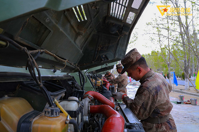 西藏军区某旅侦察营组织装备车辆换季保养