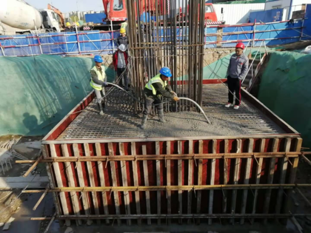 青岛环湾路长沙路立交桥工程首座承台浇筑完成9月主桥通车