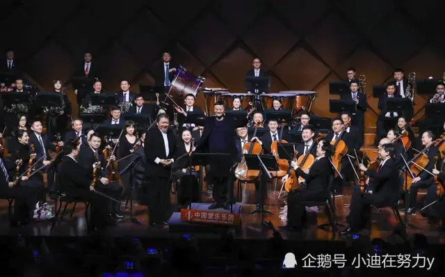 马云现身酒吧嗨玩遭围观满脸通红开怀笑壮汉保镖簇拥派头十足4月20日