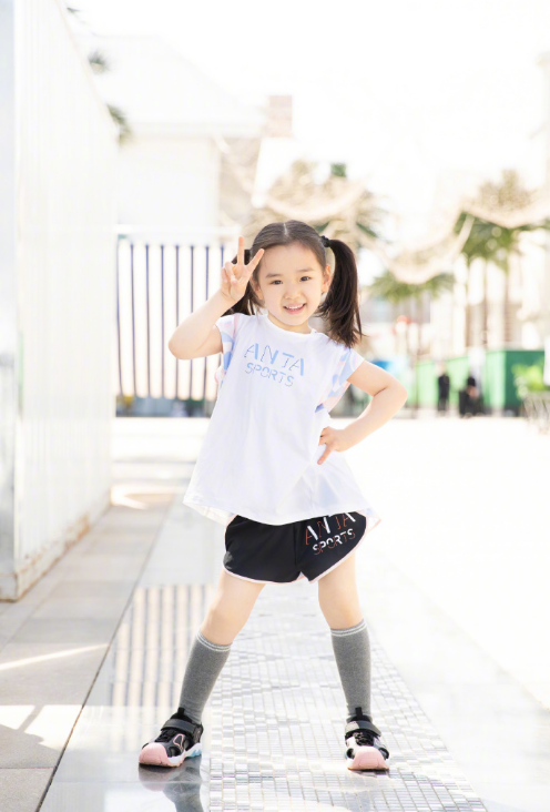 董璇晒女儿扎双马尾美照小酒窝比剪刀手疑为爸爸高云翔加油