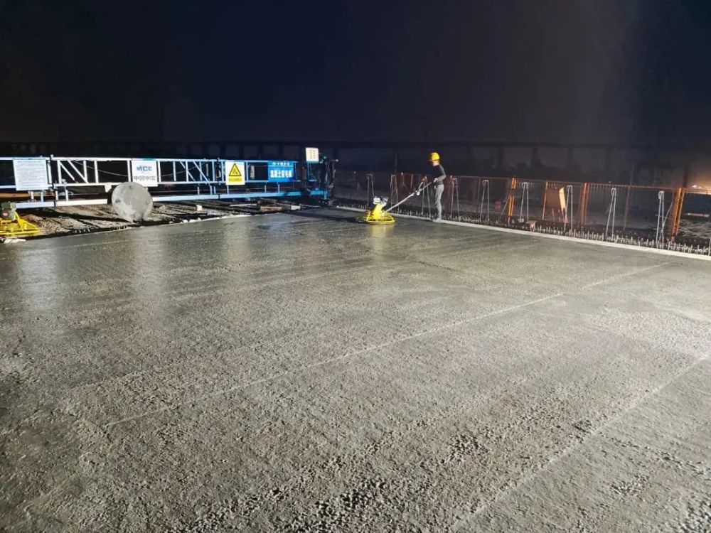330国道缙云东渡至永康交界段改建工程桥面铺装首件顺利施工完成