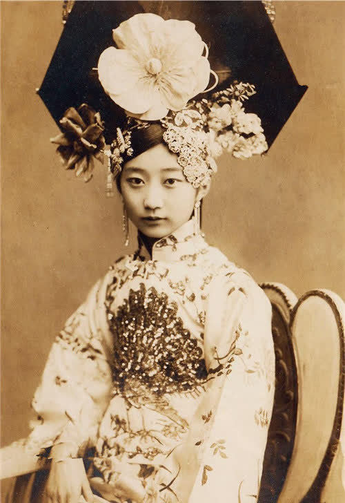 第二张照片:最美格格 王敏彤郭布罗·婉容,出生于1906年,父亲是内务府