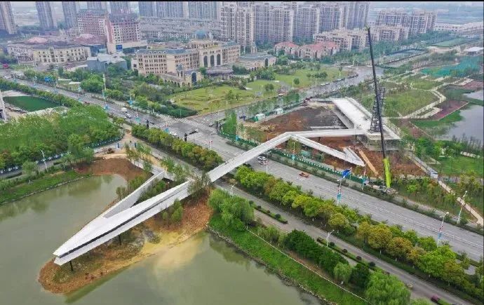 鱼尾洲公园景观天桥预计7月对外开放设计白鹤点水造型