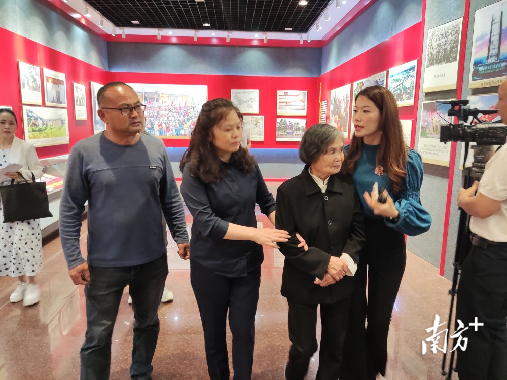 仪式在三河坝战役纪念碑前举行,蔡晴川烈士孙女蔡玉翠,曾外孙冯文华