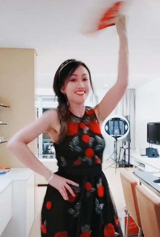 51岁梁小冰落魄商演捞金亮片紧身裙似地摊货身材走样膀大腰圆