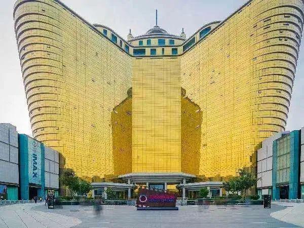 假如说前面"土豪金"属于国际范儿, 那接下来几栋建筑 则充满了本土