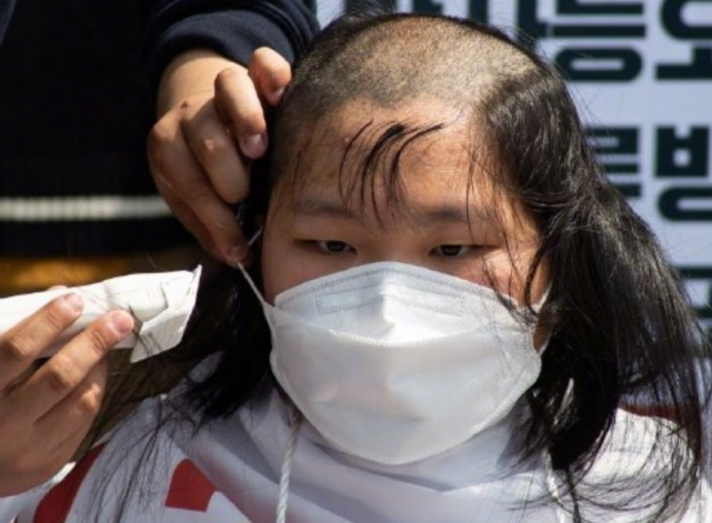 韩国女大生直播削发 表情相当悲壮 抗议日本排核污 要求与日本断交 腾讯新闻