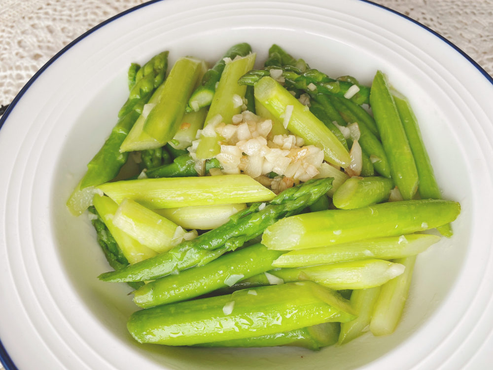 炒芦笋光焯水可不行多加2步颜色翠绿口感脆爽营养不流失