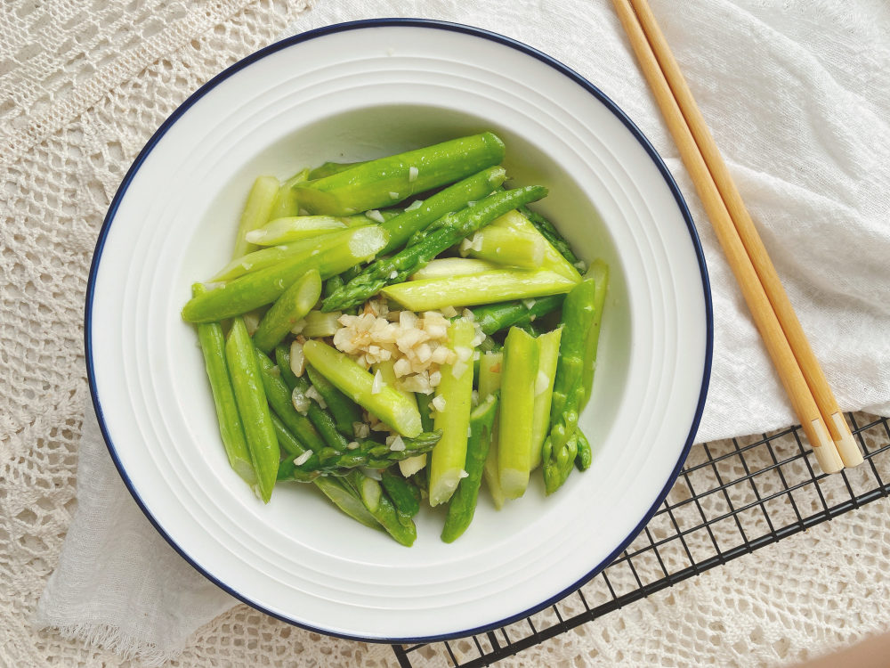 炒芦笋光焯水可不行多加2步颜色翠绿口感脆爽营养不流失