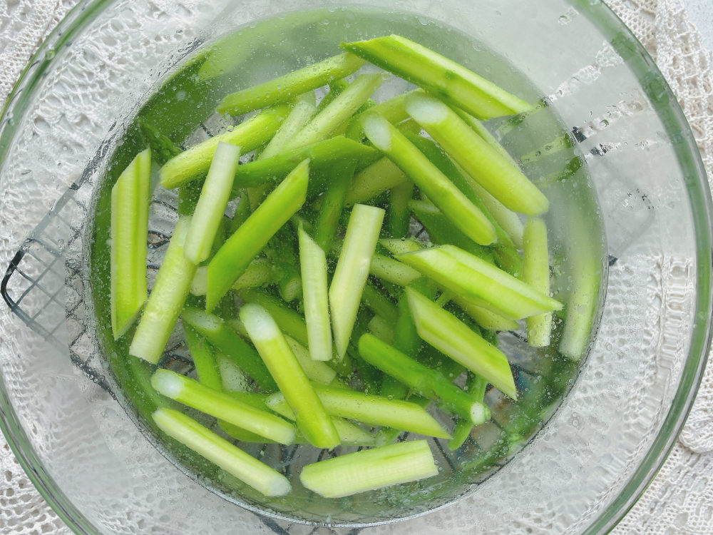 炒芦笋光焯水可不行多加2步颜色翠绿口感脆爽营养不流失