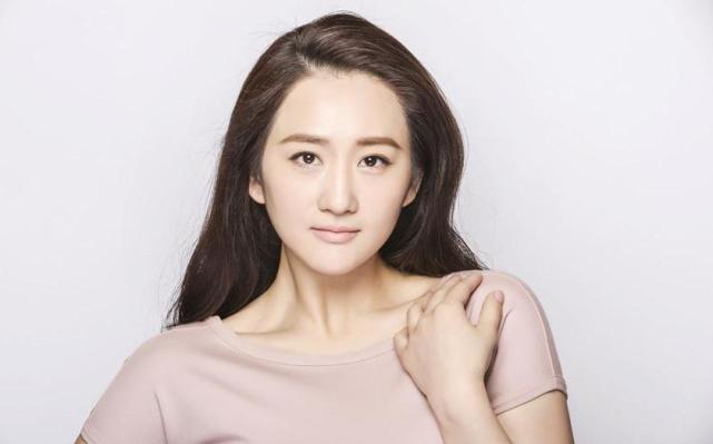 在李玥读大二时,一位制片人找上了门,邀请她一个没有任何表演经验的