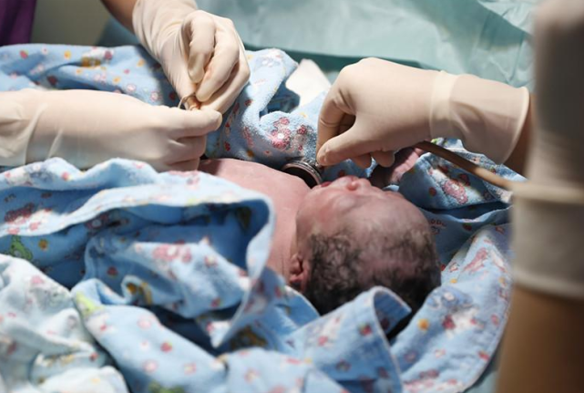 没想到孕期38周的时候,突然羊水破了,吓得雨欣赶紧打的120,好在救护车