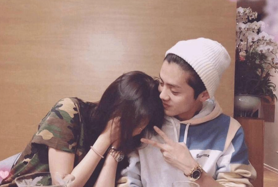 没分手关晓彤大方晒与鹿晗亲密照网友又是一波甜蜜暴击