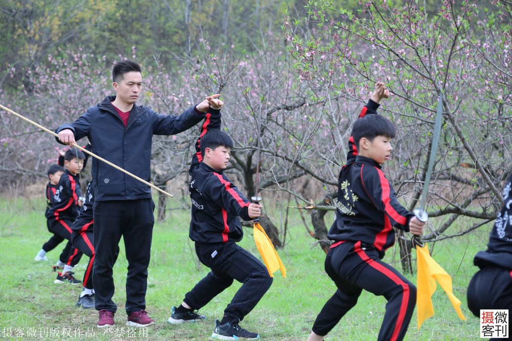 桃花园里一群少年舞刀弄棒教练罚儿子给他吃油条