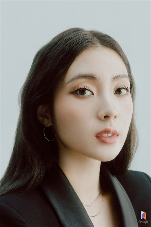 韩国人气组合weki meki成员lucy(鲁孝静)将加入全球项目《asia》,首次