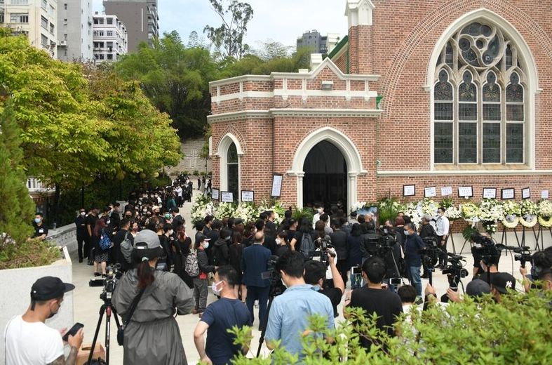 廖启智生前为内地演员鸣不平内幕曝光众星排长龙拜祭聚成黑白人海