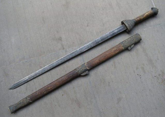 老农捡到古董宝剑鉴定后建议其上交他却磨成菜刀气坏专家