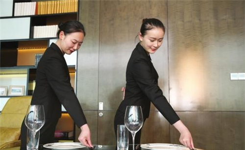 "国宴级服务员"姚碧,参与3次国宴服务,能请得起她的酒店不多