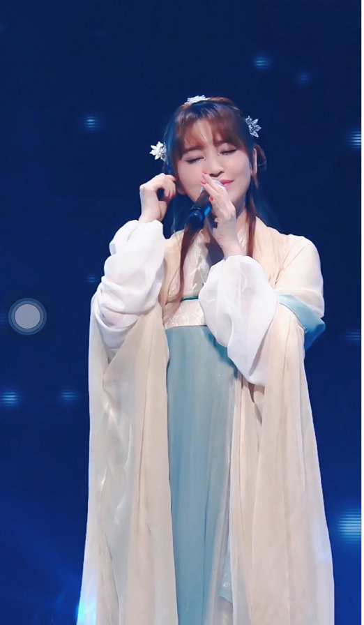 金莎穿汉服走秀生图让人梦回吕素穿着华丽为何引众嘲