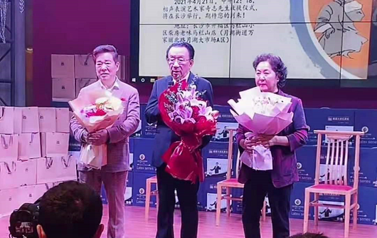 相声演员奇志办收徒仪式74岁侯耀华坐c位众弟子跪地齐喊师爷