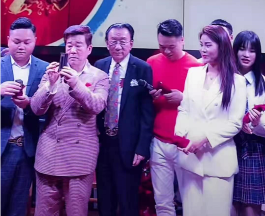 相声演员奇志办收徒仪式,74岁侯耀华坐c位,众弟子跪地齐喊师爷