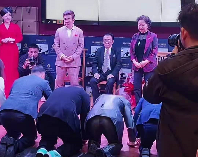 相声演员奇志办收徒仪式74岁侯耀华坐c位众弟子跪地齐喊师爷
