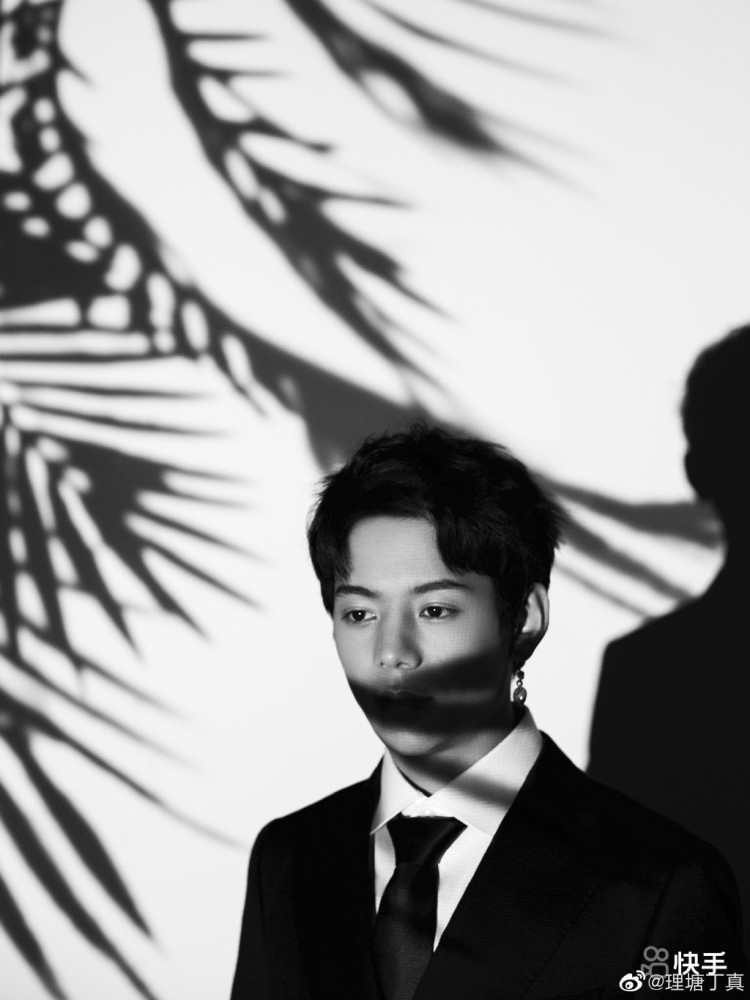 丁真身着黑色西装拍摄世界地球日大片干净淳朴的大男孩