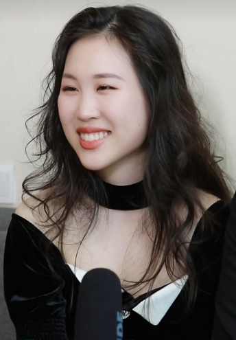 廖昌永与18岁女儿同框廖敏冲穿露肩装显圆润模样与父亲太相像