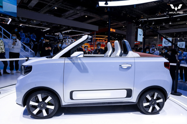 调性十足五菱宏光miniev敞篷版正式亮相上海车展